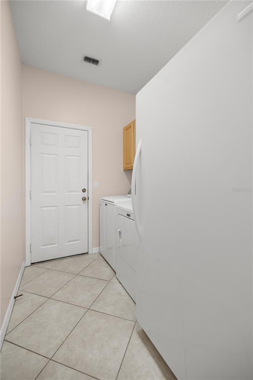 19040 Northwest 88th Avenue Road Reddick, FL 32686 - Photo 32 of 68 a view of a utility room with a sink