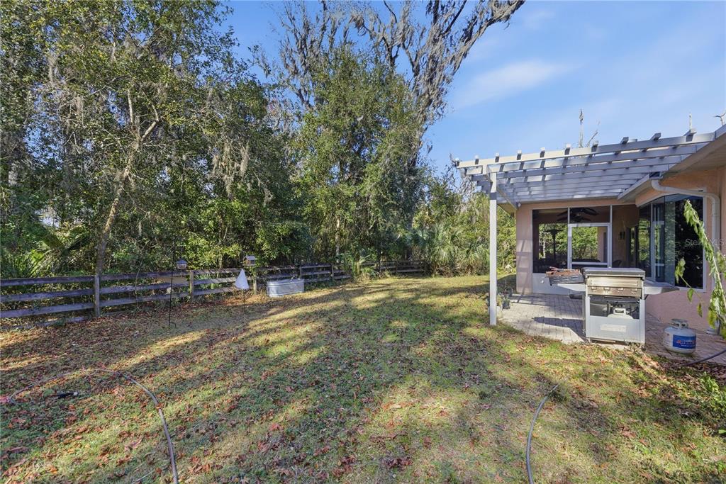 19040 Northwest 88th Avenue Road Reddick, FL 32686 - Photo 38 of 68 a view of a backyard with sitting area