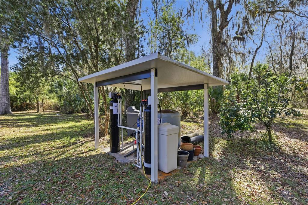 19040 Northwest 88th Avenue Road Reddick, FL 32686 - Photo 55 of 68 a view of a patio with table and chairs under an umbrella