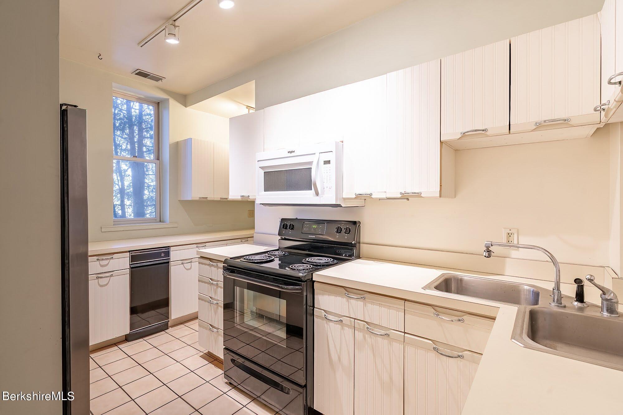 200 Old Stockbridge Road, Unit V4 Lenox, MA 01240 - Photo 12 of 35 KITCHEN