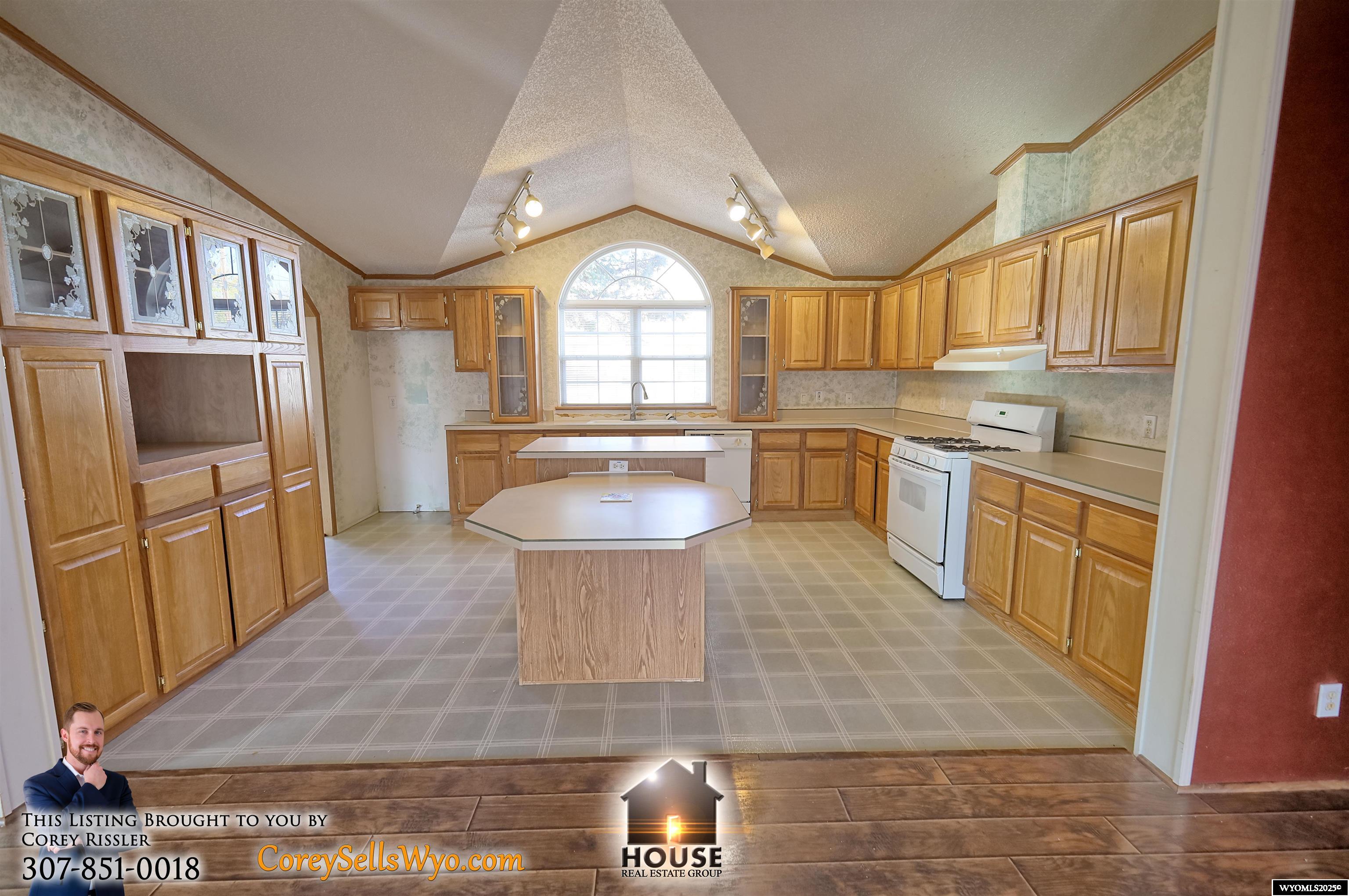 805 Erwin Street Douglas, WY 82633 - Photo 4 of 21