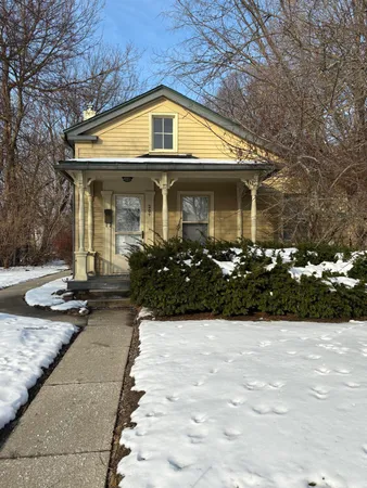 $1,800 | 209 Oak Street, Ypsilanti, MI 48198