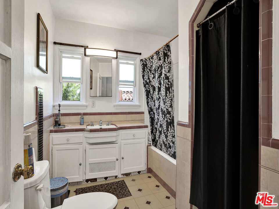 9221 Harvard Boulevard Los Angeles, CA 90047 - Photo 14 of 23