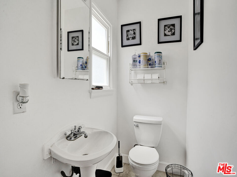 9221 Harvard Boulevard Los Angeles, CA 90047 - Photo 17 of 23