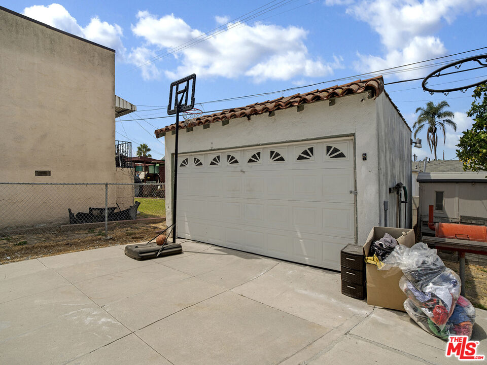 9221 Harvard Boulevard Los Angeles, CA 90047 - Photo 20 of 23