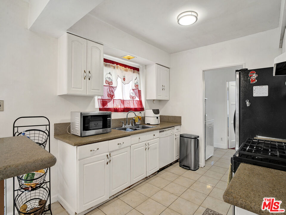 9221 Harvard Boulevard Los Angeles, CA 90047 - Photo 8 of 23