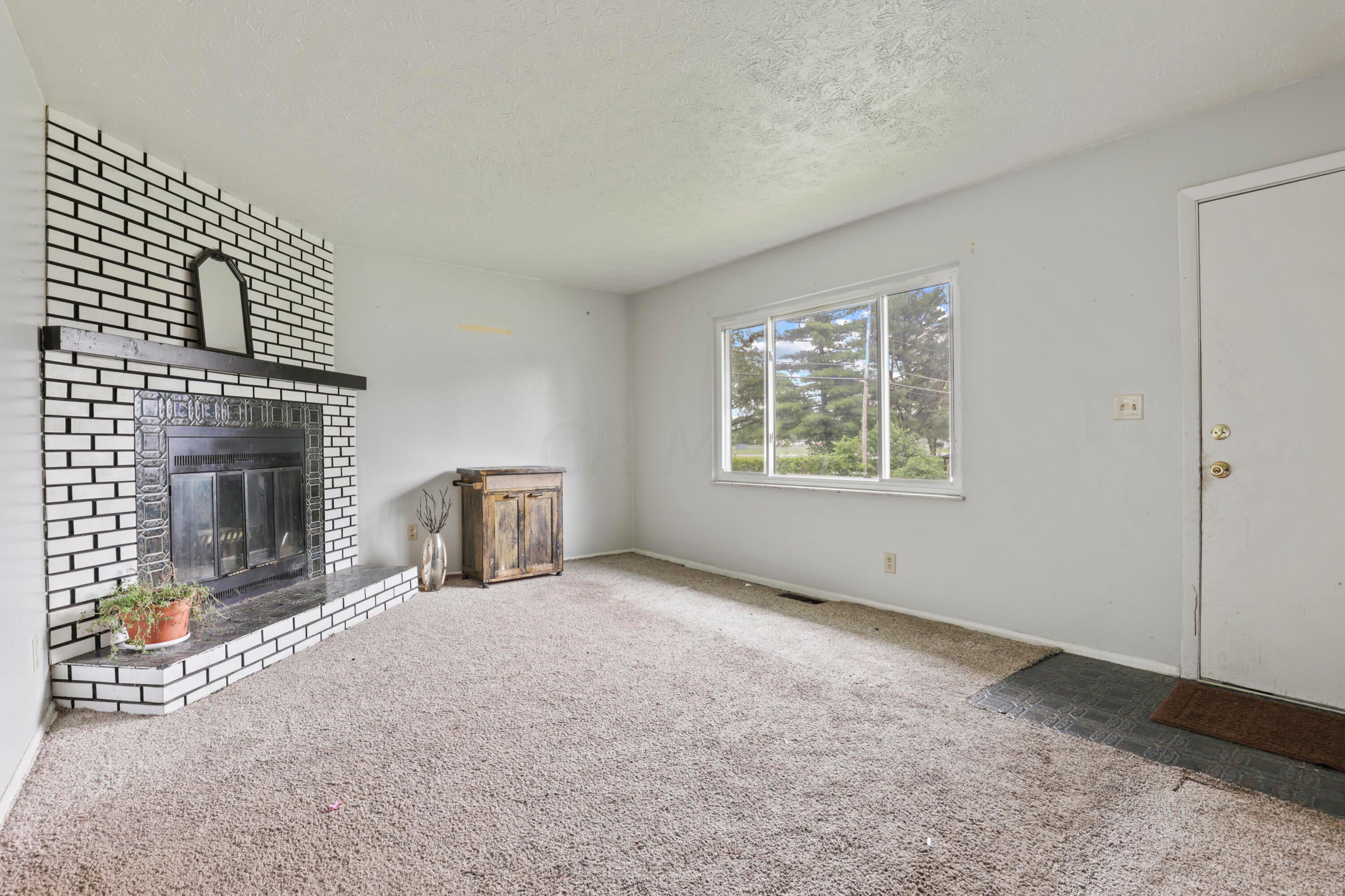 5044 Rotherham Road Columbus, OH 43232 - Photo 4 of 43 0N4A4086