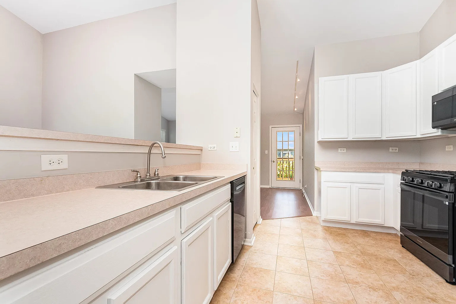 2404 Golf Ridge Circle, Unit 2404 Naperville, IL 60563 - Photo 6 of 14 Gallery Image 6