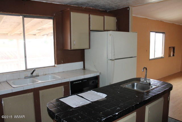 895 South Tanner Lane Snowflake, AZ 85937 - Photo 21 of 32 a kitchen with a sink stove and refrigerator
