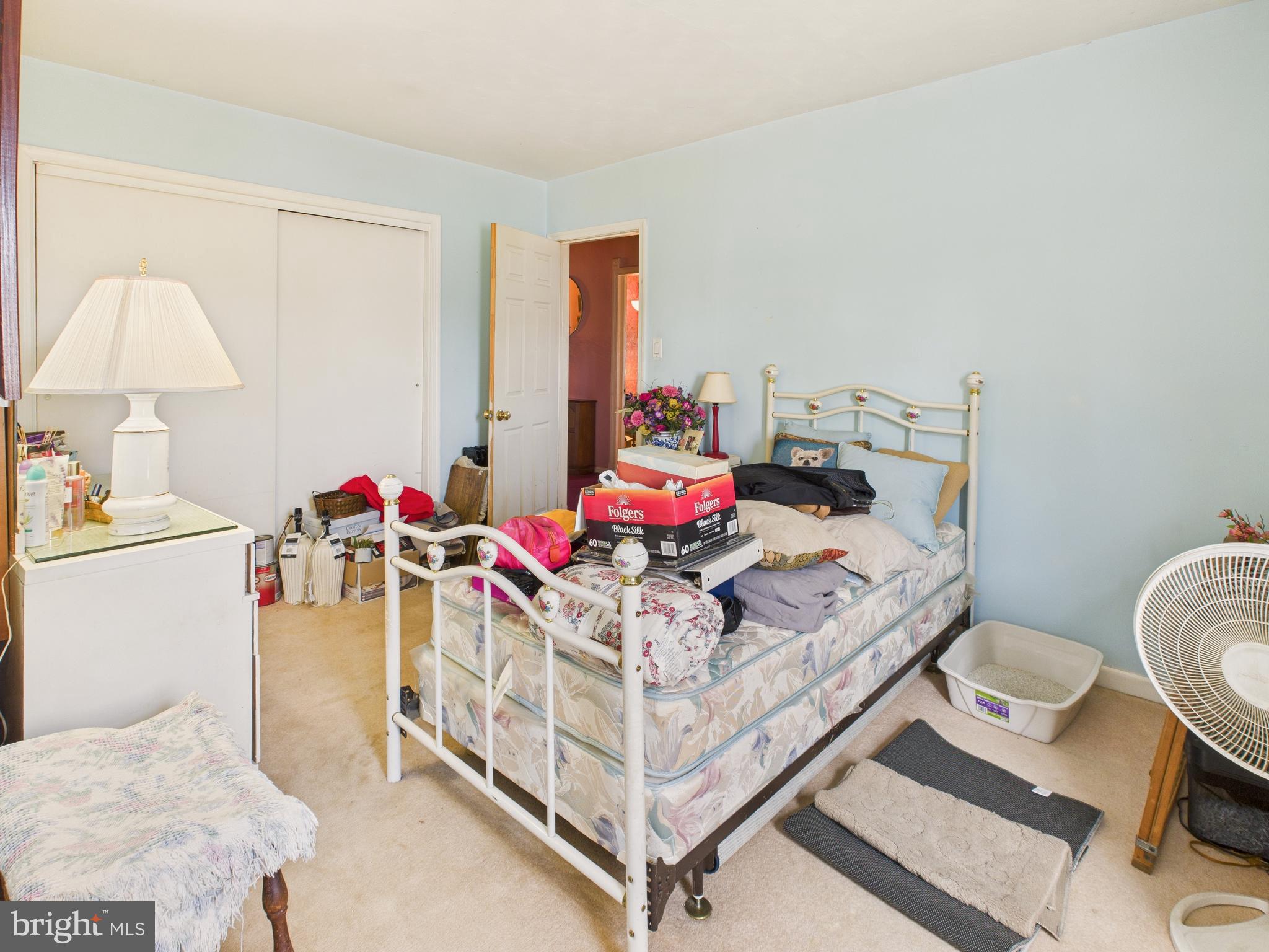8005 Windsor Mill Road Baltimore, MD 21244 - Photo 24 of 39 a living room with furniture and a table