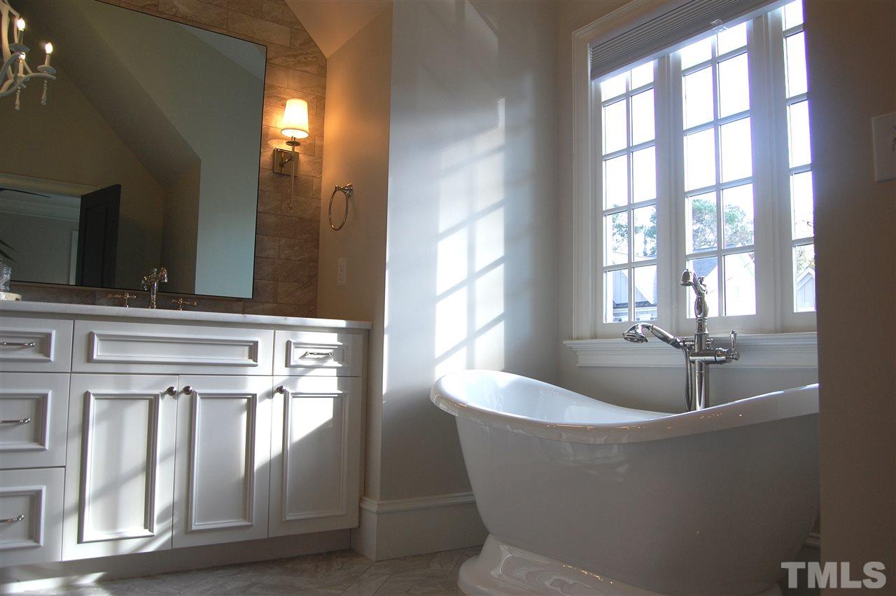 2620 Davis Street Raleigh, NC 27608 - Photo 20 of 28 Beautiful bathtub in master.