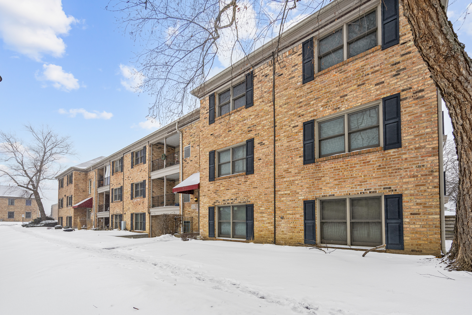 1724 Fayette Walk, Unit J Hoffman Estates, IL 60169 - Photo 2 of 15 a view of a building with a street