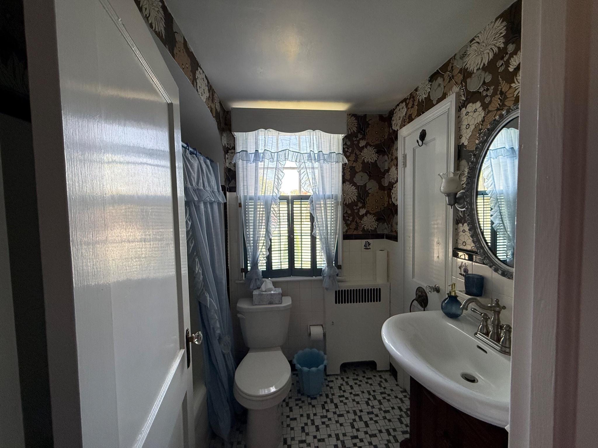 111 South Norwinden Drive Springfield, PA 19064 - Photo 7 of 13 Full upstairs bathroom with shower/tub combination