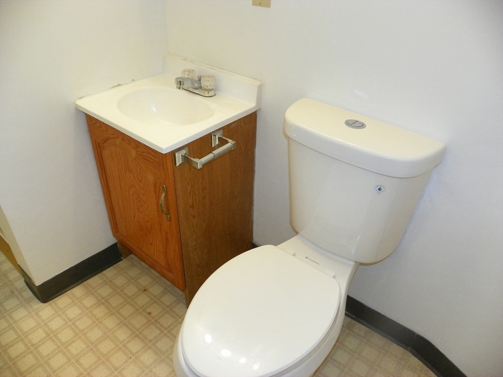 19 Franklin Court, Unit 1R Gardner, MA 01440 - Photo 6 of 8 a bathroom with a sink and a vanity