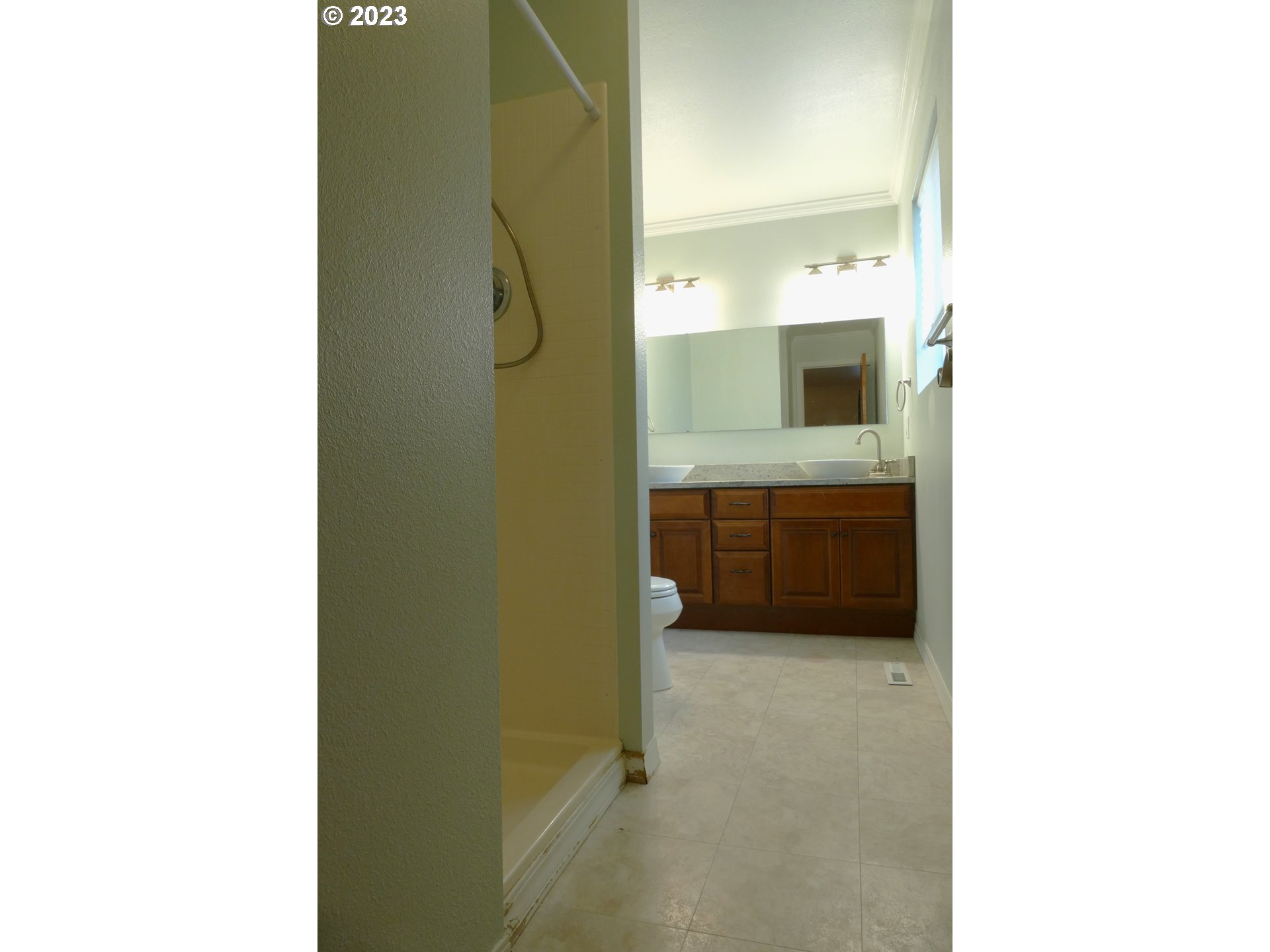 1440 Progress Loop La Grande, OR 97850 - Photo 14 of 26 Bathroom, Attached