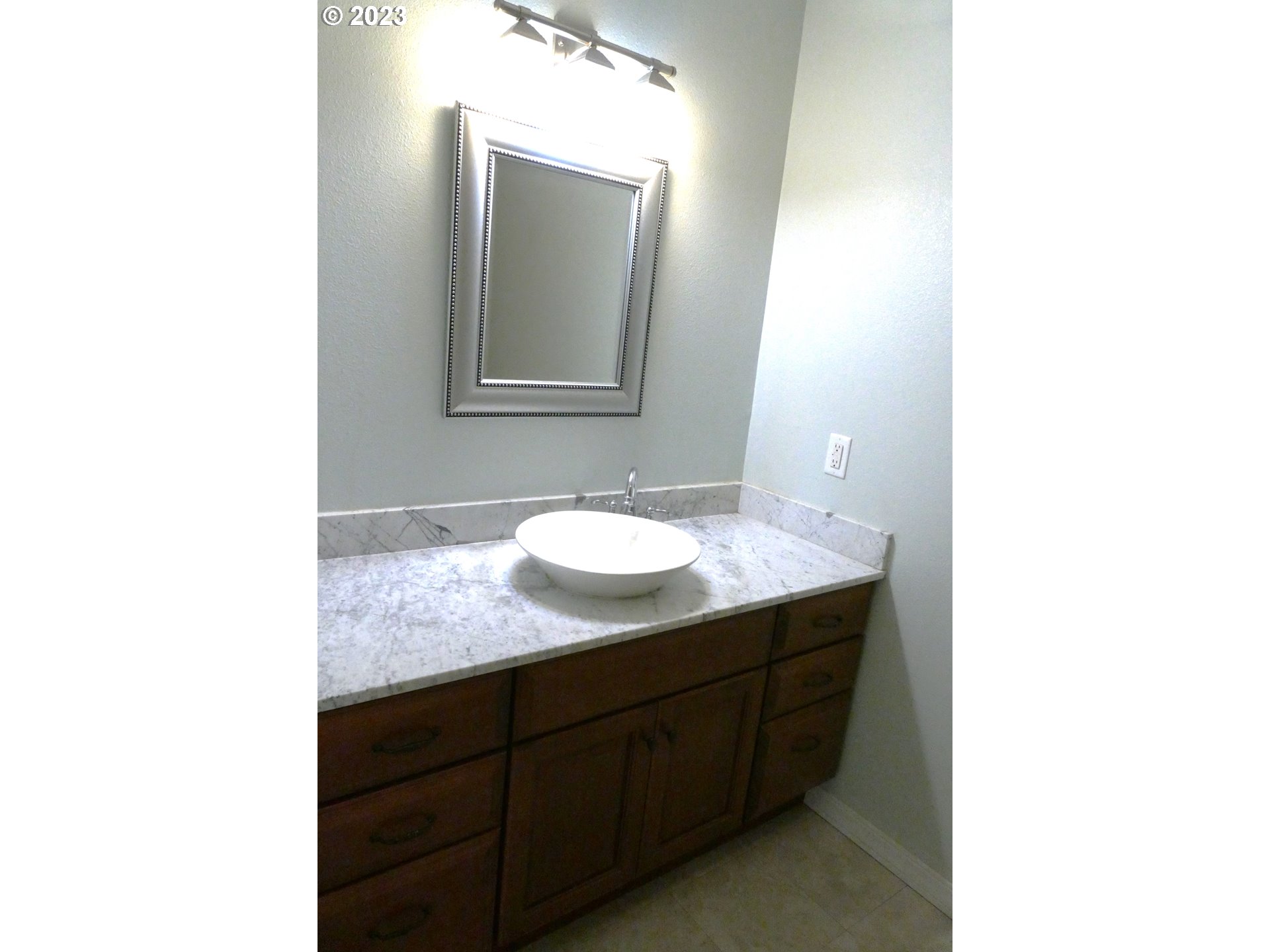 1440 Progress Loop La Grande, OR 97850 - Photo 10 of 26 Bathroom