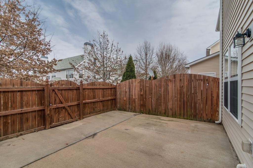 284 Meigs Drive, Unit E39 Murfreesboro, TN 37128 - Photo 13 of 15 a view of a backyard