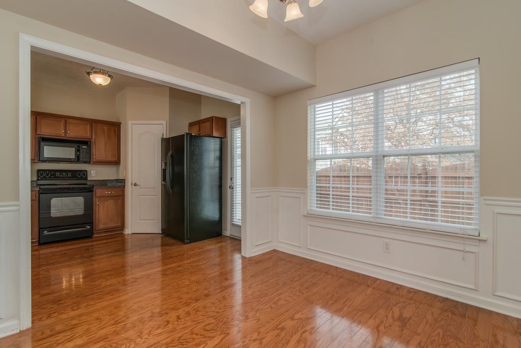 284 Meigs Drive, Unit E39 Murfreesboro, TN 37128 - Photo 7 of 15 a view of an empty room with kitchen and a window