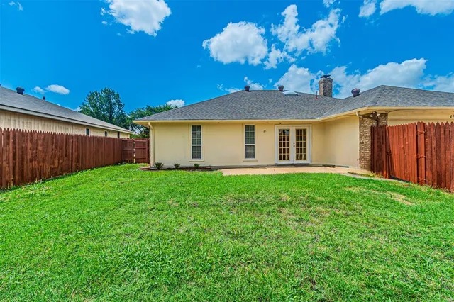 a view of a backyard