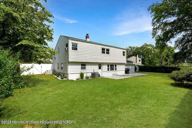 a view of a house with a backyard