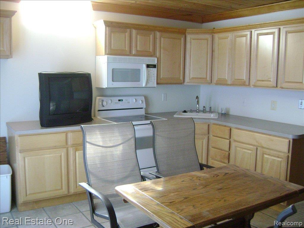 3259 Fulham Drive Rochester, MI 48309 - Photo 10 of 12 2nd Kitchen