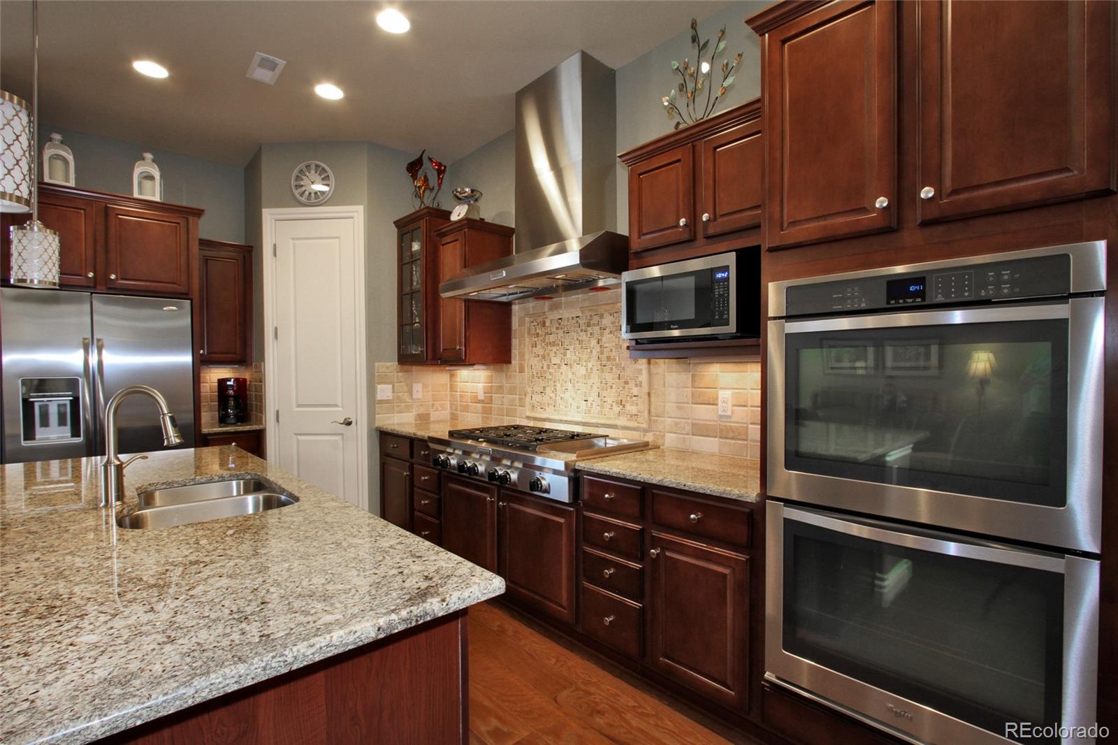 9228 Ridgegate Parkway Lone Tree, CO 80124 - Photo 9 of 32 a kitchen with a sink stove and microwave