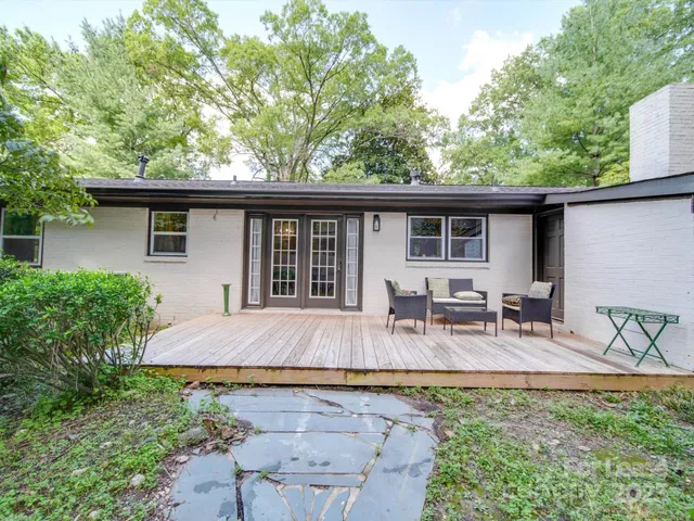 a view of utility room