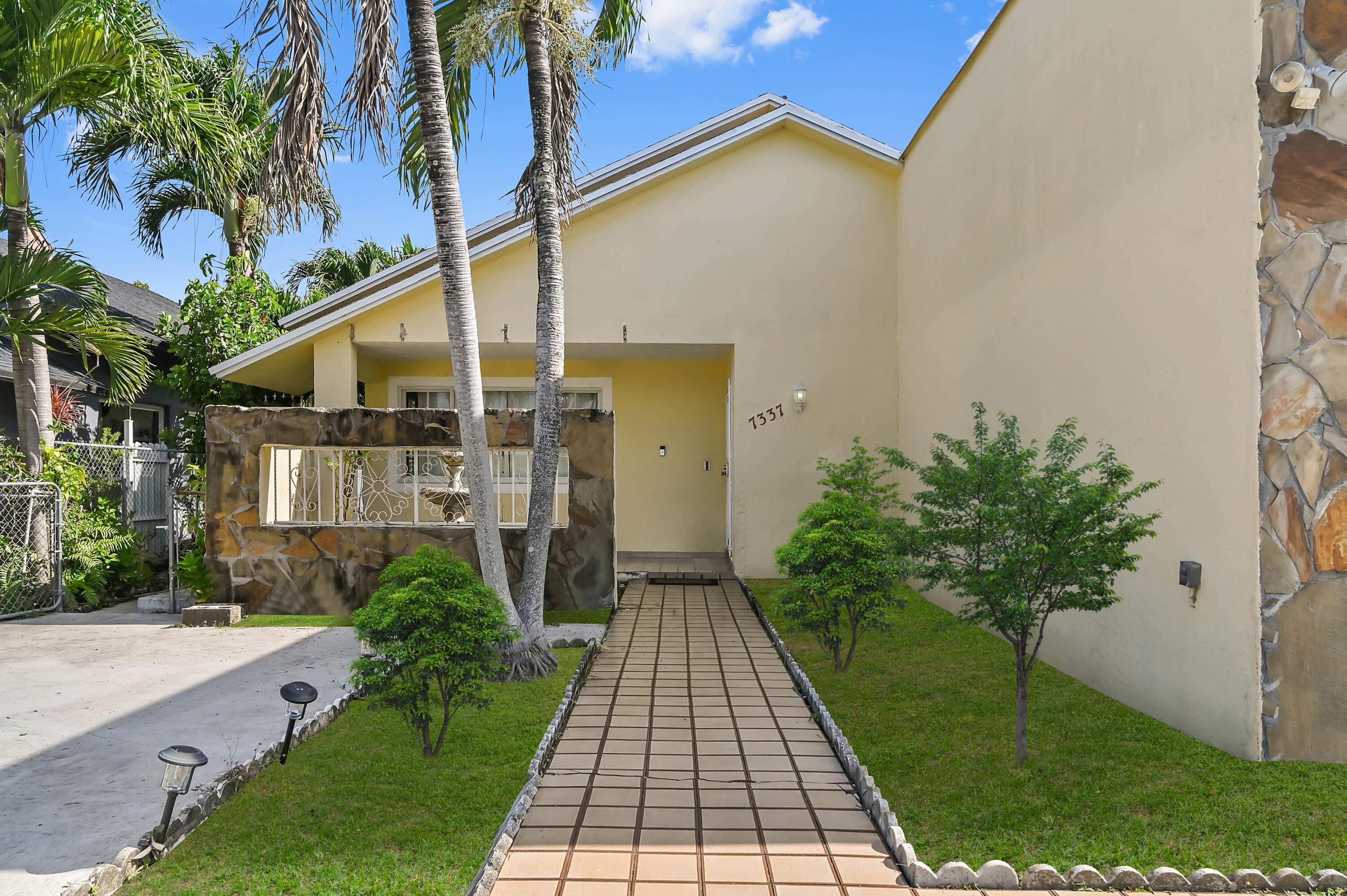7337 Southwest 21st Street Miami, FL 33155 - Photo 22 of 32 04 Front 04