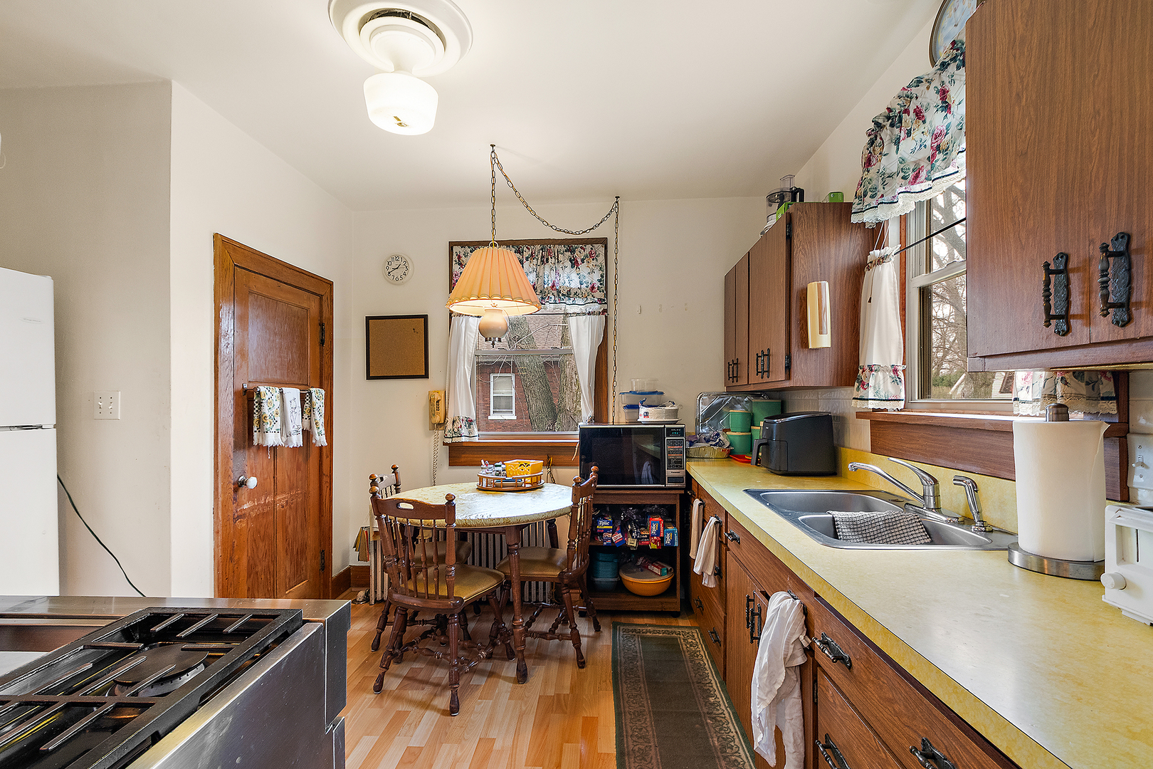 17930 Homewood Avenue Homewood, IL 60430 - Photo 9 of 30 a kitchen that has a table and chairs in it
