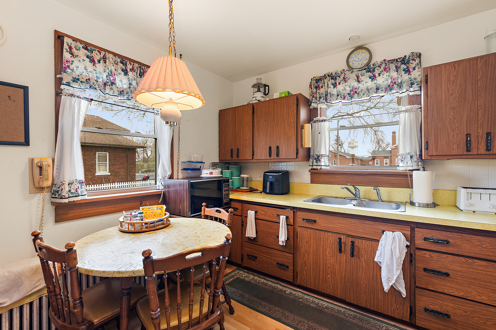 17930 Homewood Avenue Homewood, IL 60430 - Photo 10 of 30 a kitchen that has a table chairs and a stove