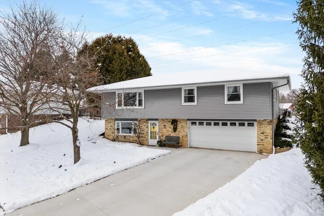 $329,900 | 500 West Deer Pass Road, Saukville, WI 53080