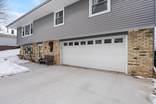 $329,900 | 500 West Deer Pass Road, Saukville, WI 53080