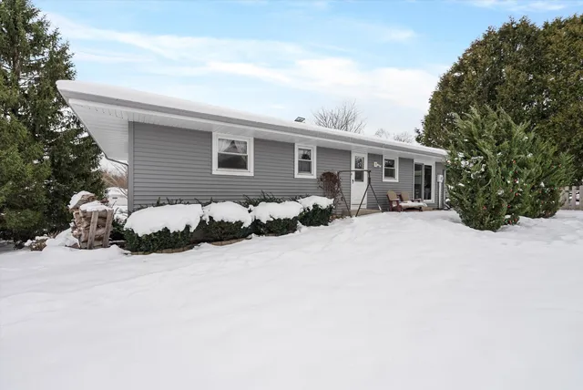 $329,900 | 500 West Deer Pass Road, Saukville, WI 53080