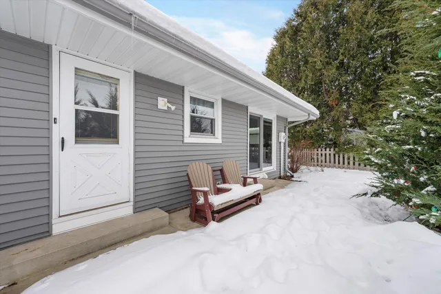 $329,900 | 500 West Deer Pass Road, Saukville, WI 53080