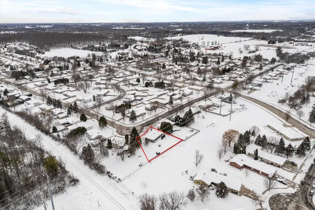 $329,900 | 500 West Deer Pass Road, Saukville, WI 53080