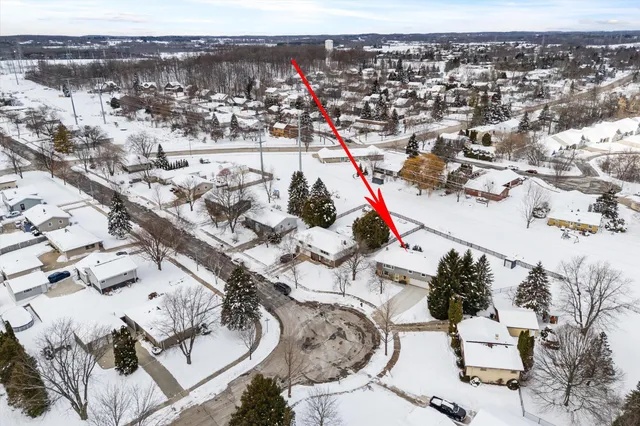 $329,900 | 500 West Deer Pass Road, Saukville, WI 53080