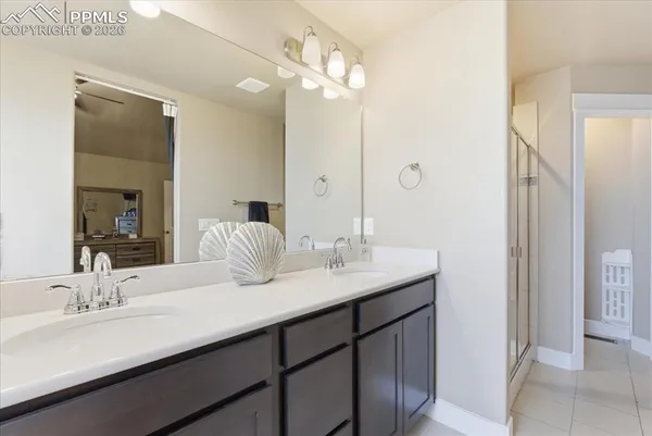 a bathroom with double vanity sinks and a mirror