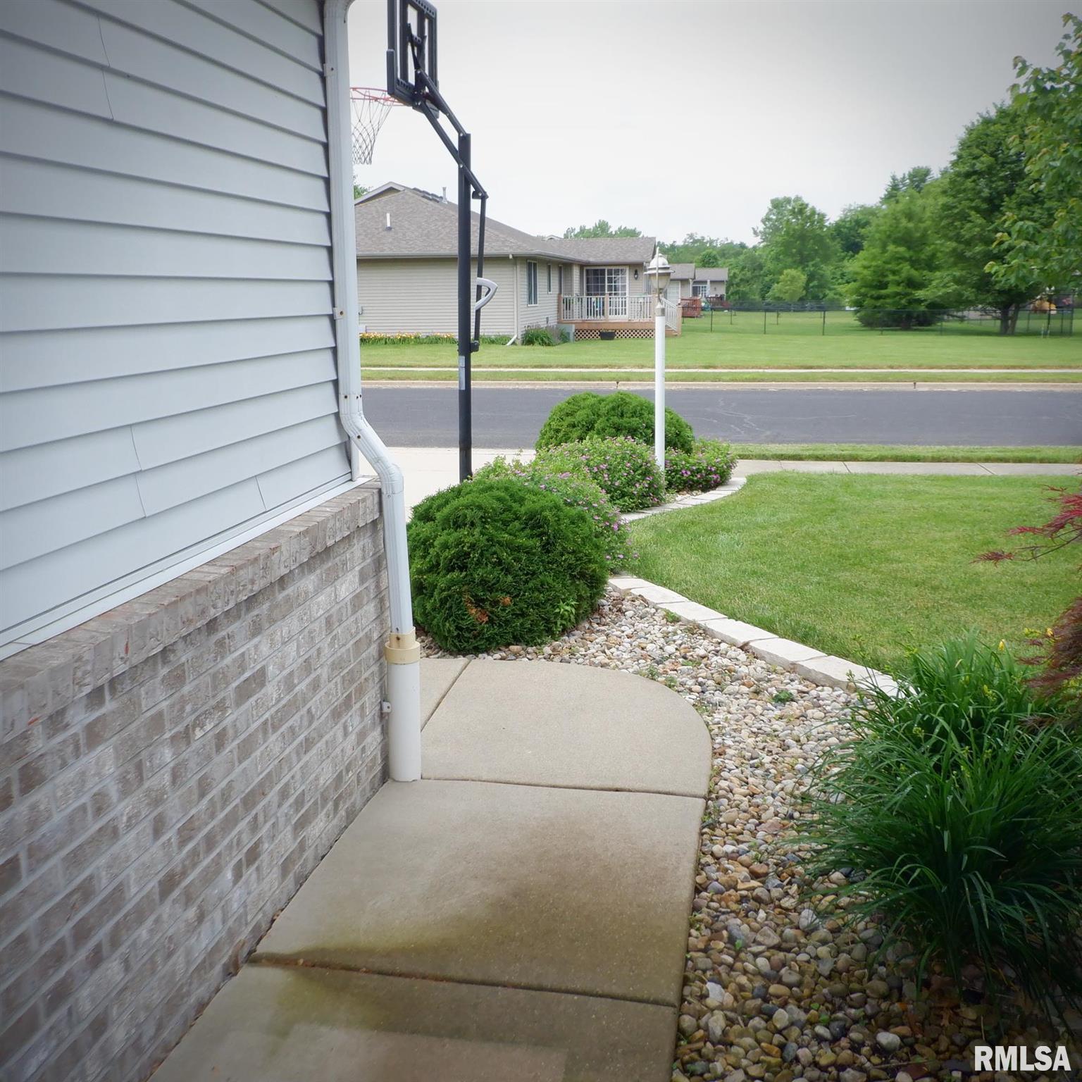 6008 Charleston Road Peoria, IL 61607 - Photo 4 of 47 Gallery Image 4