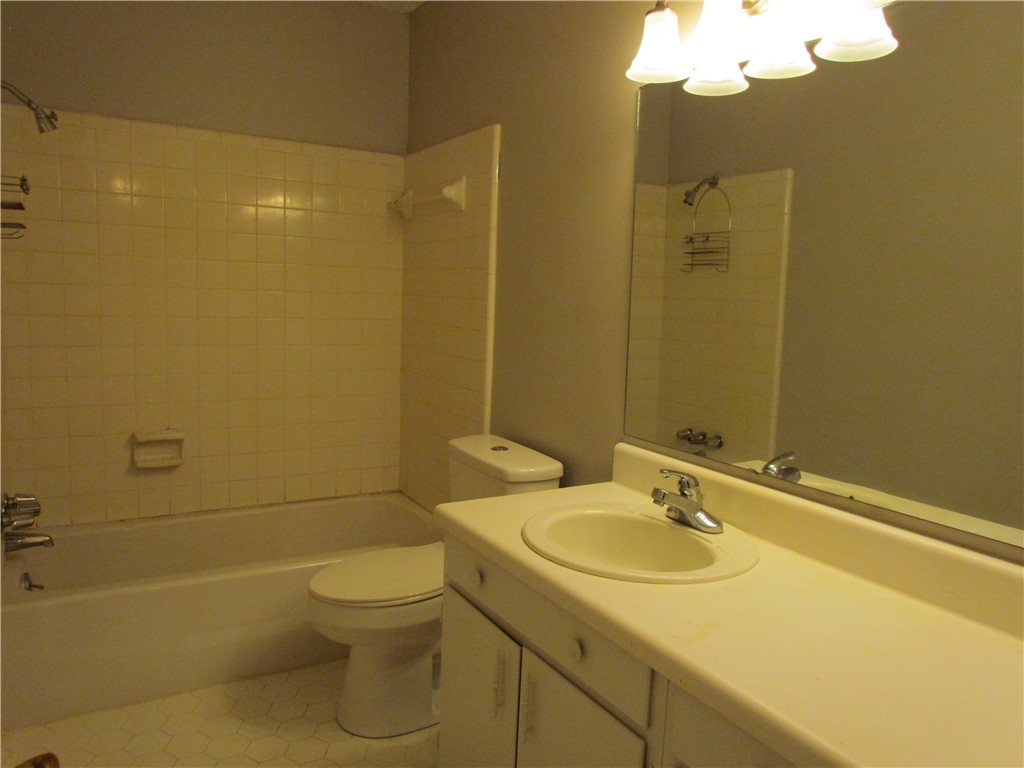 25 Anchor Point, Unit POINTE Anderson, SC 29625 - Photo 13 of 20 Hall full bath