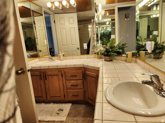 860 South Village Road, Unit Z10 St. George, UT 84770 - Photo 7 of 18 Full bathroom featuring double vanity