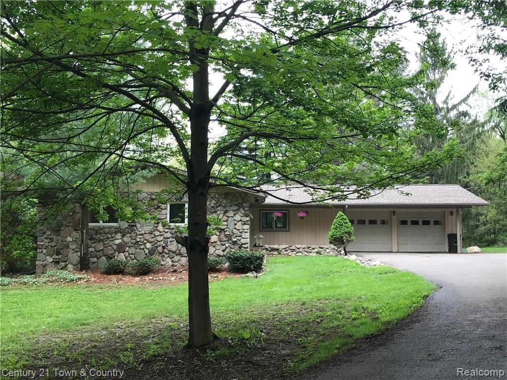 299 North Baldwin Road Oxford, MI 48371 - Photo 1 of 33 FRONT VIEW W/ STONE EXTERIOR AND WOOD. FRESHLY PAINTED TRIM OUTSIDE