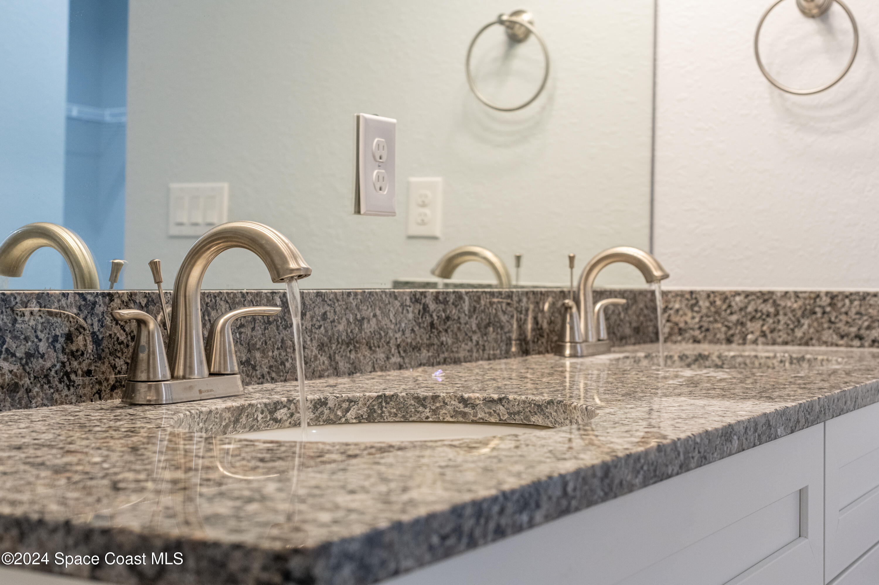 1247 Hathaway Road Southwest Palm Bay, FL 32908 - Photo 26 of 38 26. Primary Bathroom Sinks Detail