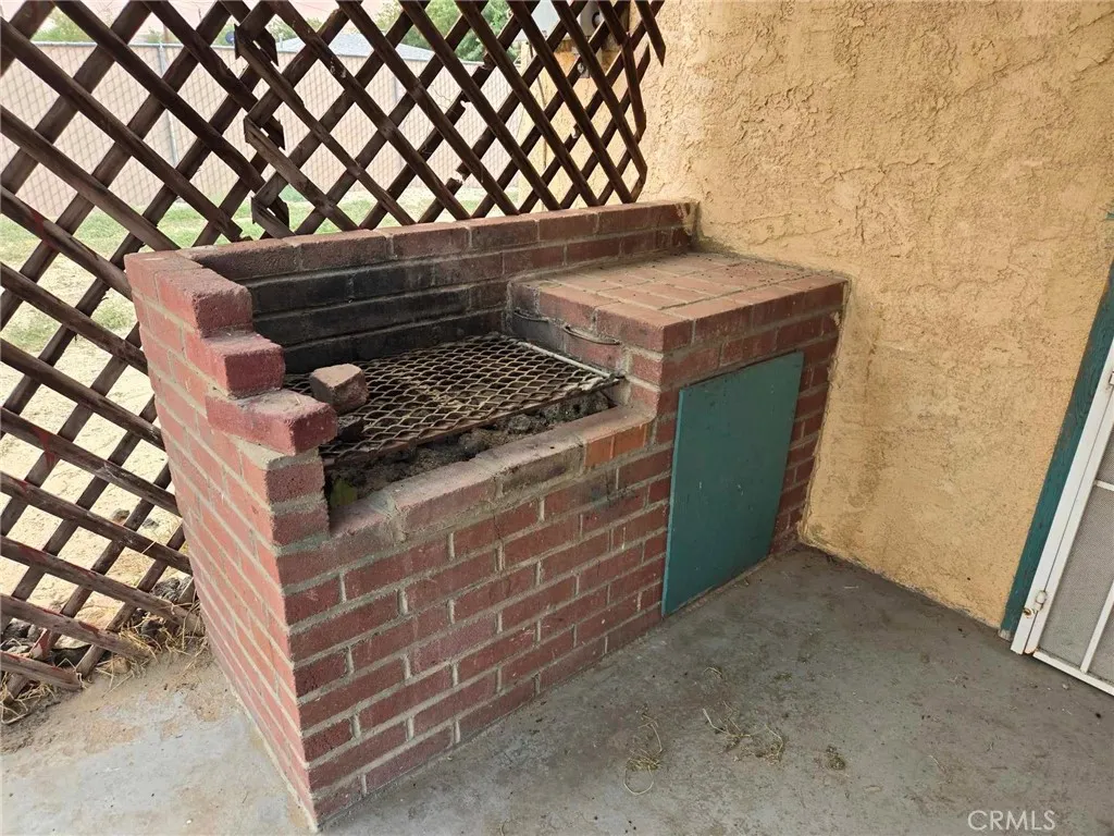 36614 Leona Road Barstow, CA 92311 - Photo 20 of 24 a stove top oven sitting inside of a kitchen