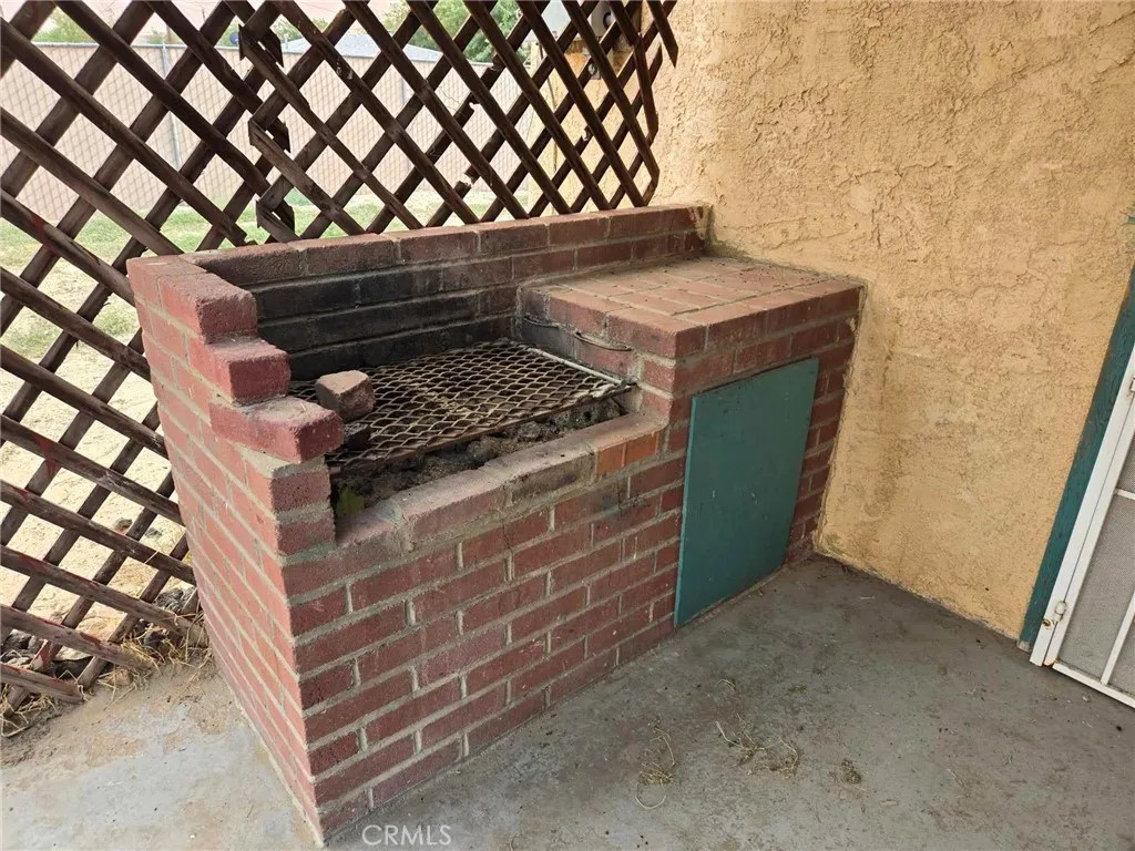 36614 Leona Road Barstow, CA 92311 - Photo 20 of 24 a stove top oven sitting inside of a kitchen
