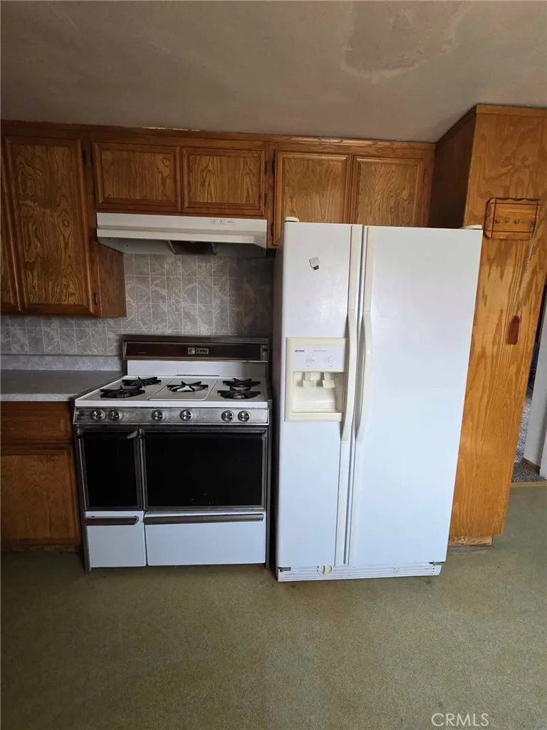 36614 Leona Road Barstow, CA 92311 - Photo 9 of 24 a stove top oven sitting inside of a kitchen