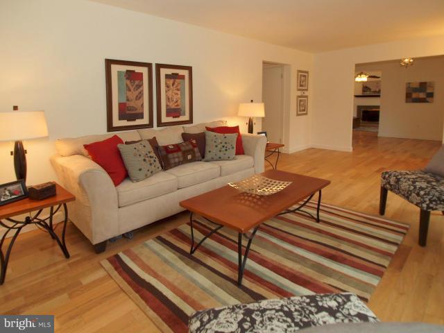 2337 Rosedown Drive Reston, VA 20191 - Photo 4 of 23 Living Room