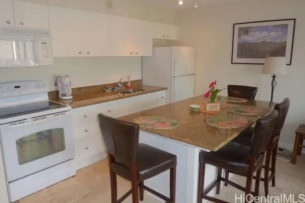 $2,600 | 201 ʻŌhua Avenue, Unit 1207 T1, Honolulu, HI 96815