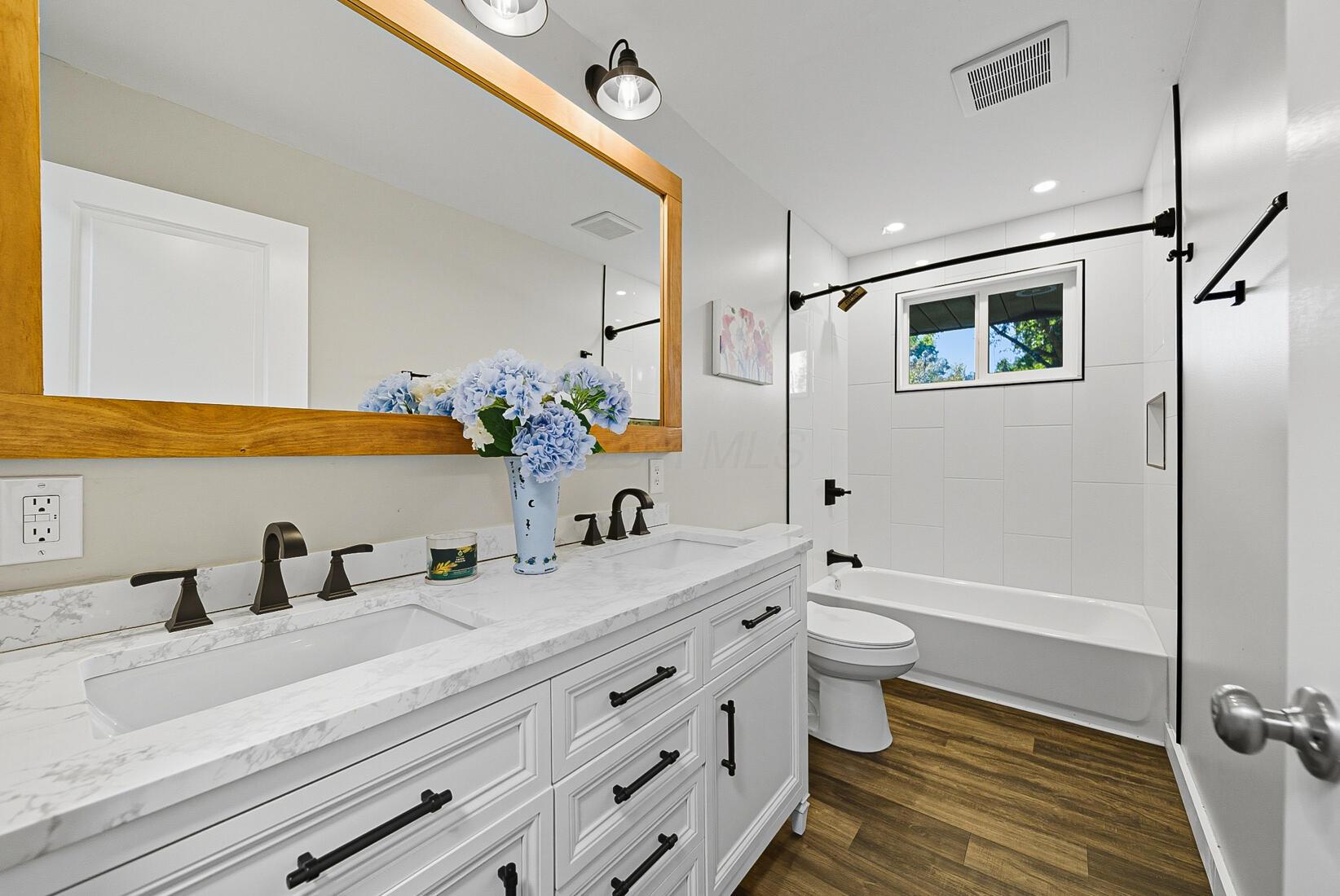 6355 Taylor Road Columbus, OH 43230 - Photo 18 of 73 Full bathroom.