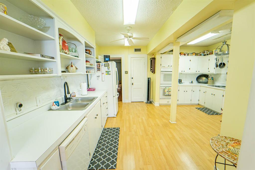 900 West Walker Street Breckenridge, TX 76424 - Photo 36 of 40 a bathroom with a tub sink and mirror
