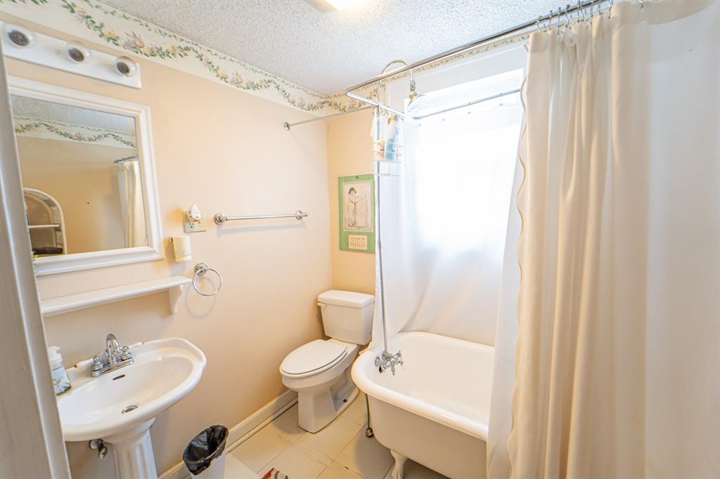 900 West Walker Street Breckenridge, TX 76424 - Photo 39 of 40 a bathroom with a sink toilet and shower